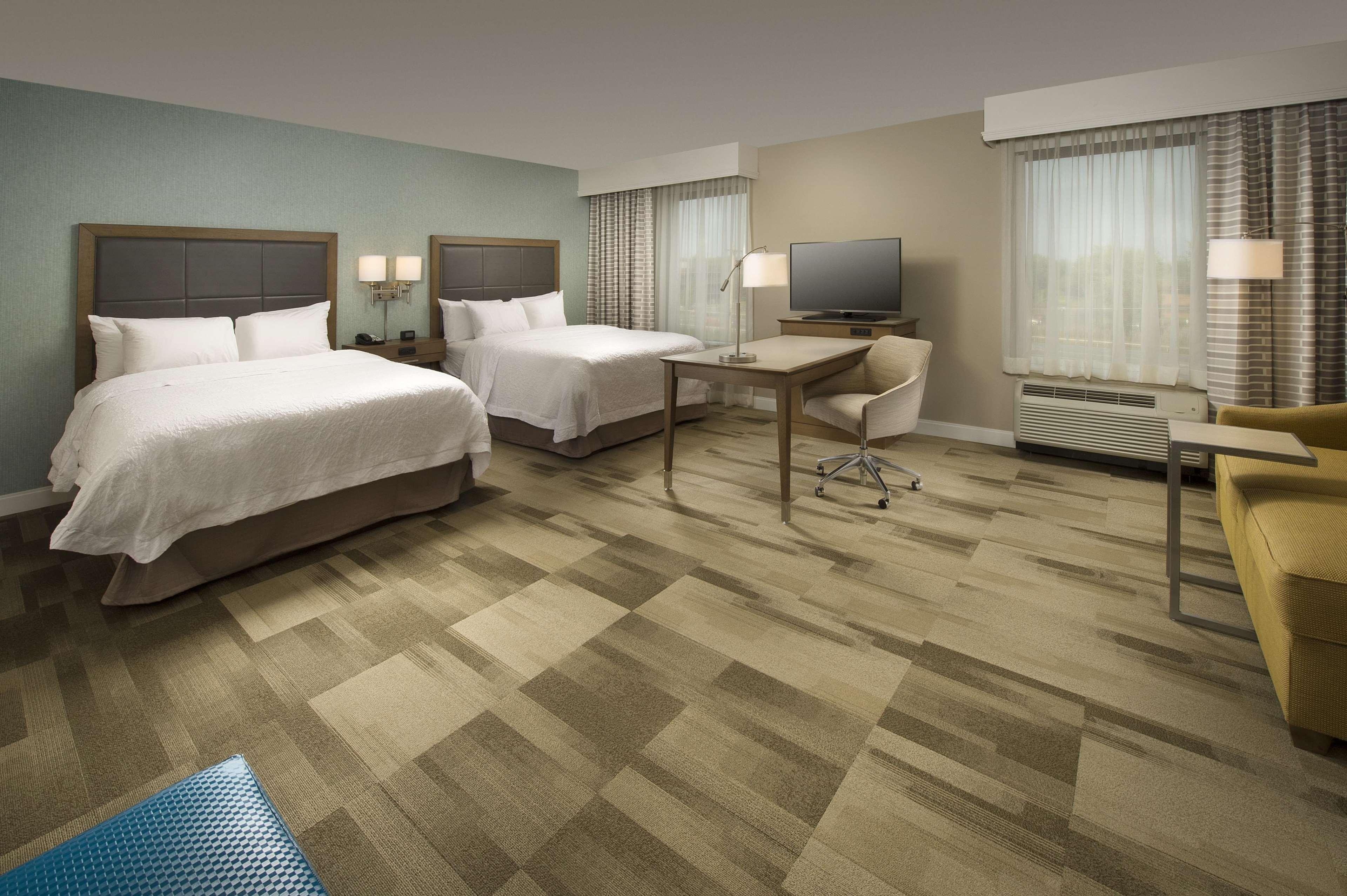Hotel Hampton & Syracuse/carrier Circle